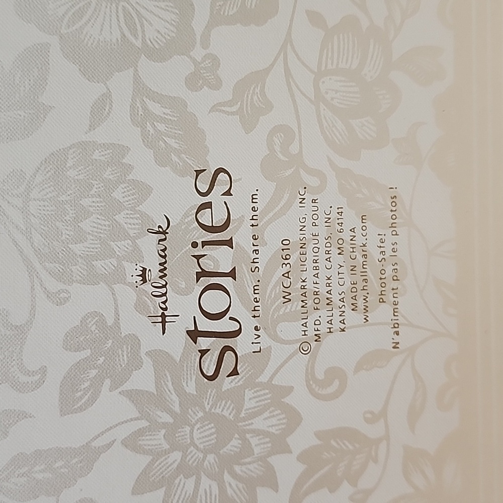 Elegant White Floral Embossed Wedding Album - Picture 4 of 7